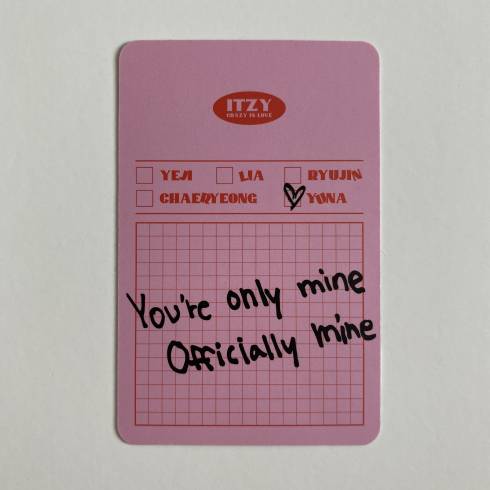 ITZY 1ST ALBUM 'CRAZY IN LOVE' ALBUM PHOTOCARD - YUNA (V5)